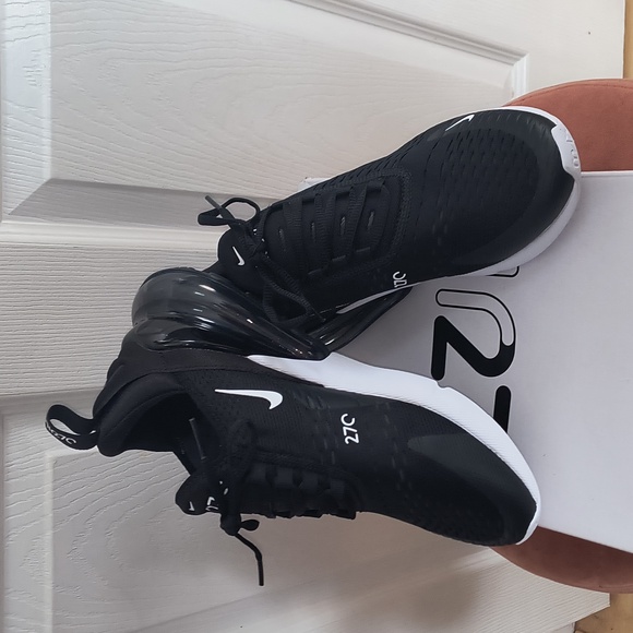 Nike Air Max 270 Athletic Shoes Womens Size 8.5 Black White NIB - Picture 4 of 10